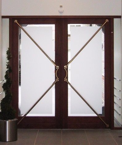 Elegante døre monteret med sandblæst effekt folie fra Dannebrog Skilte/Reklame