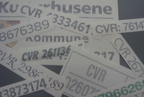 Selvklæbende CVR numre i forskellige skrifttyper og farver efter ønske. Design og produktion: Dannebrog Skilte/Reklame